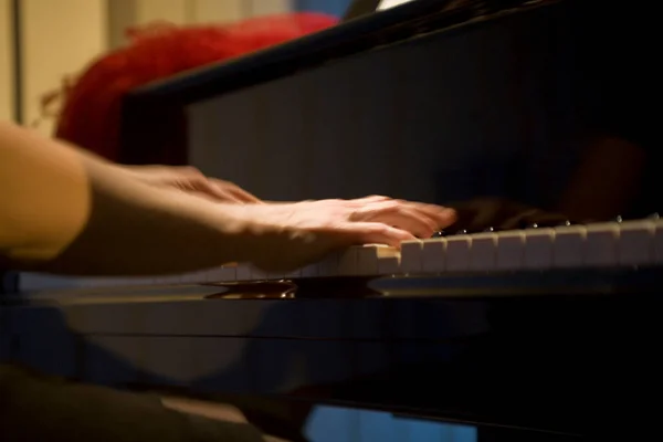 白い音楽の鍵でピアノを弾いている女性の手を閉じて — ストック写真