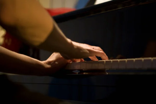 Close Nas Mãos Uma Mulher Tocando Piano Com Teclas Música — Fotografia de Stock