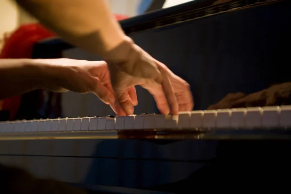 Close Nas Mãos Uma Mulher Tocando Piano Com Teclas Música — Fotografia de Stock