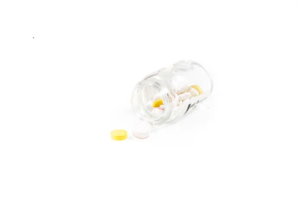 Kleiner Gläserner Medikamentenbehälter Mit Pillen Auf Weißem Isoliertem Hintergrund — Stockfoto