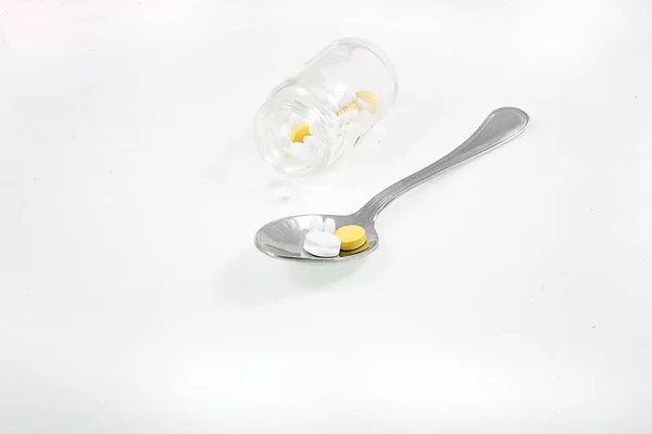Ein Kleines Glasgefäß Und Ein Silberlöffel Mit Medikamenten Auf Weißem — Stockfoto