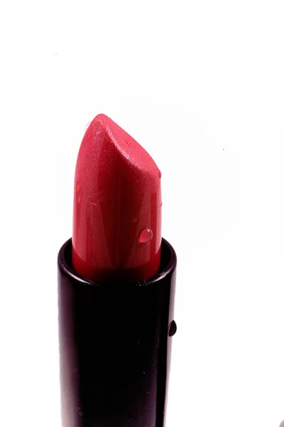 Gyönyörű Piros Rúzs Egy Fekete Test Fehér Elszigetelt Háttér — Stock Fotó