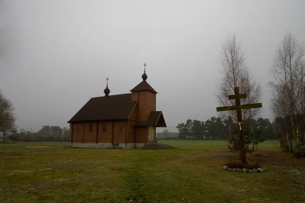 美しい古い歴史的木造教会11月の灰色の秋の日 ポーランド — ストック写真