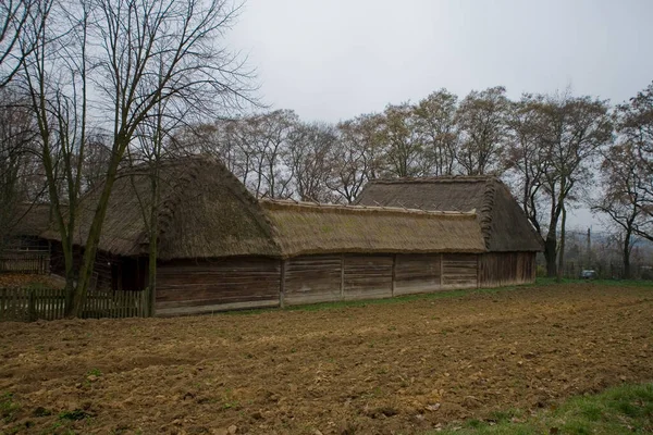Gyönyörű Régi Vidéki Történelmi Faház Egy Őszi Napon Lengyelországban — Stock Fotó