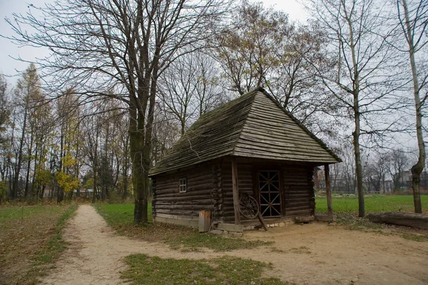 Piękny Stary Wiejski Zabytkowy Drewniany Dom Jesienny Dzień Polsce — Zdjęcie stockowe