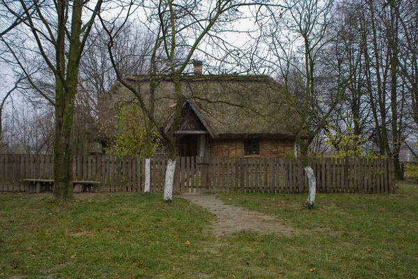 Mooi Oud Landelijk Historisch Houten Huis Een Herfstdag Polen — Stockfoto