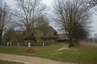 Polonya 'da bir sonbahar gününde güzel, eski, tarihi ahşap bir ev.
