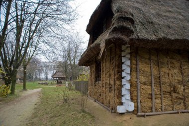 Polonya 'da bir sonbahar gününde güzel, eski, tarihi ahşap bir ev.