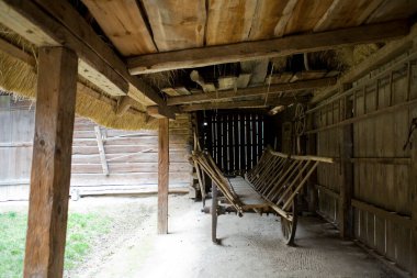 Polonya 'da bir sonbahar gününde güzel, eski, tarihi ahşap bir ev.