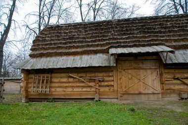 Polonya 'da bir sonbahar gününde güzel, eski, tarihi ahşap bir ev.