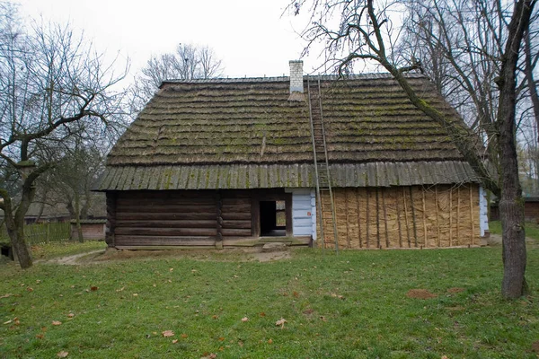 Mooi Oud Landelijk Historisch Houten Huis Een Herfstdag Polen — Stockfoto