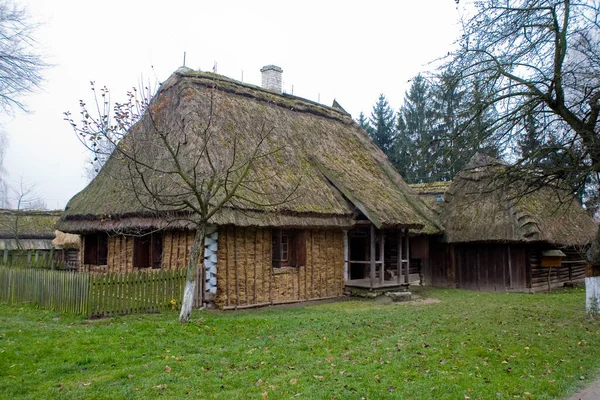 Mooi Oud Landelijk Historisch Houten Huis Een Herfstdag Polen — Stockfoto