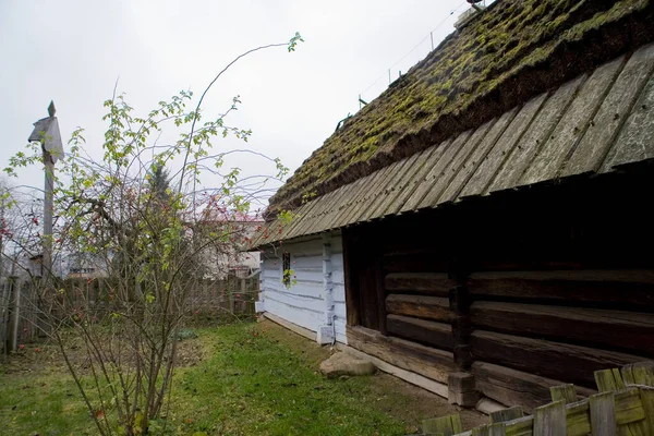 ポーランドの秋の日に美しい古い田舎の歴史的な木造住宅 — ストック写真