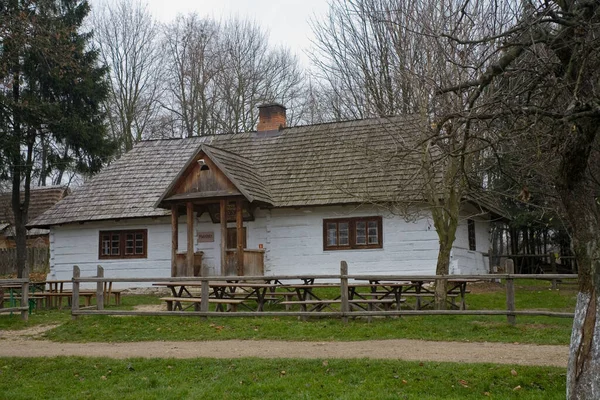 波兰秋天的一个美丽的古老的农村历史木屋 — 图库照片