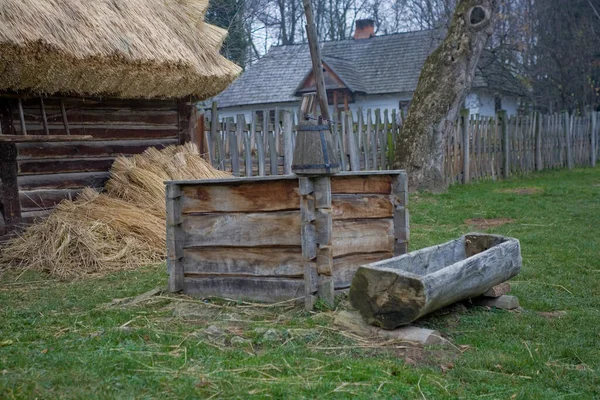 ポーランドの秋の日に美しい古い田舎の歴史的な木造住宅 — ストック写真