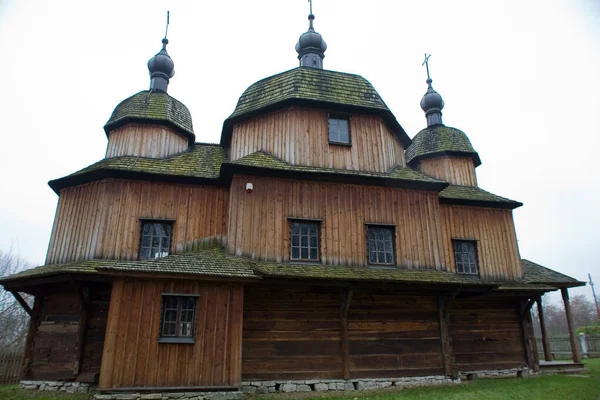 Piękny Zabytkowy Drewniany Kościół Szary Jesienny Listopadowy Dzień Polska — Zdjęcie stockowe