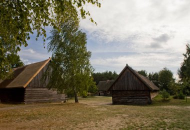 Polonya 'da bir sonbahar gününde güzel, eski, tarihi ahşap bir ev.