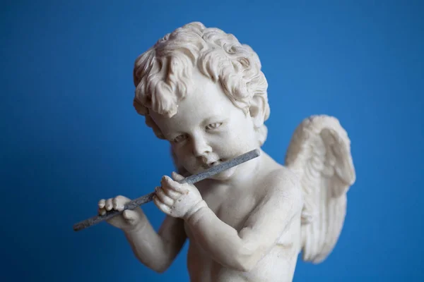 Krásná Socha Smutného Anděla Hrajícího Flétnu Hladkém Pozadí — Stock fotografie