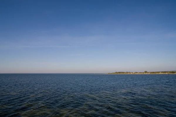 ポーランドの青いバルト海と晴れた暖かい日のビーチの美しい風景 — ストック写真