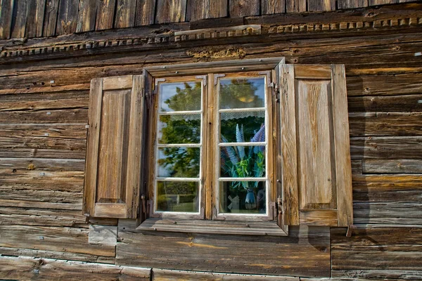 Krásné Starožitné Okno Dřevěném Domě Skanzenu Polské Krajiny — Stock fotografie
