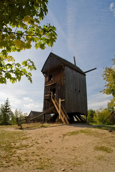 Красивая Оригинальная Старинная Деревянная Мельница Польском Музее Открытым Небом Осенью — стоковое фото