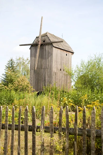 Krásný Původní Historický Dřevěný Větrný Mlýn Polském Skanzenu Podzim — Stock fotografie