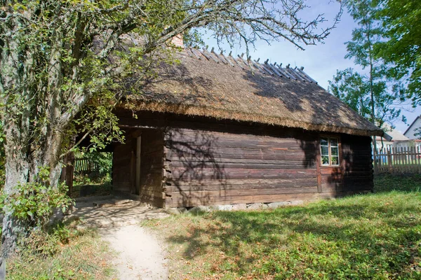 Mooi Oud Landelijk Historisch Houten Huis Een Herfstdag Polen — Stockfoto