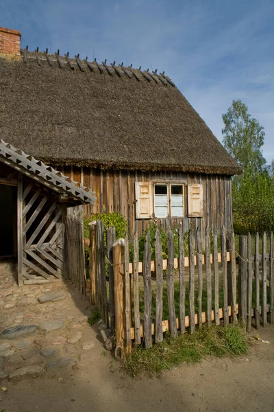 Piękny Stary Wiejski Zabytkowy Drewniany Dom Jesienny Dzień Polsce — Zdjęcie stockowe
