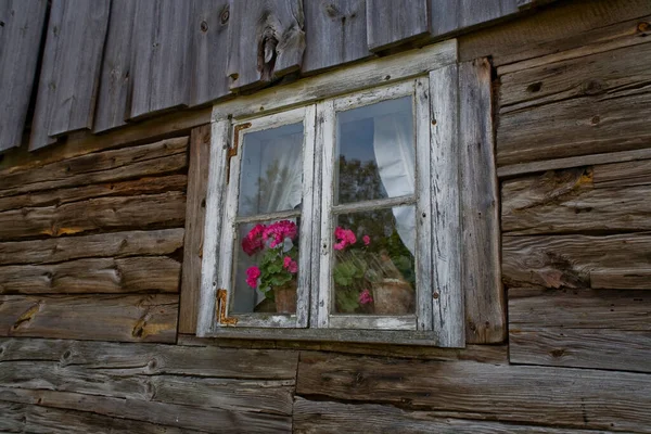 Krásné Starožitné Okno Dřevěném Domě Skanzenu Polské Krajiny — Stock fotografie