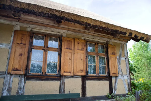 Gyönyörű Régi Vidéki Történelmi Faház Egy Őszi Napon Lengyelországban — Stock Fotó