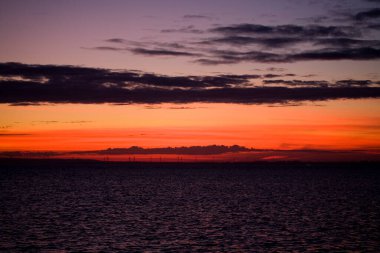 Polonya Baltık Denizi üzerinde güzel, kırmızı gün batımı manzarası
