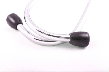 Beyaz yalıtılmış arka planda düz mavi tıbbi steteskop.