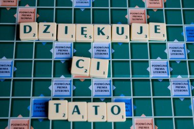 Babalar gününü Lehçe kutlamak için Scrabble oyun tahtasındaki orijinal yazı.