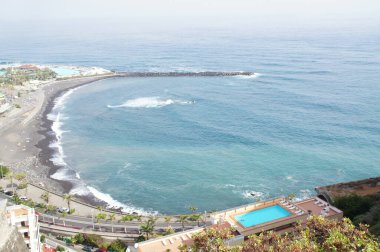Sıcak bir yaz gününde Tenerife Puerto de la Cruz kanarya adasındaki İspanyol şehrinin güzel manzarası.