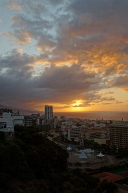 İspanya 'nın Tenerife adasında, Puerto de la Cruz şehrinde gün batımı çok güzel.