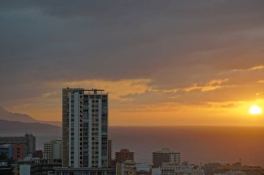 İspanya 'nın Tenerife adasında, Puerto de la Cruz şehrinde gün batımı çok güzel.