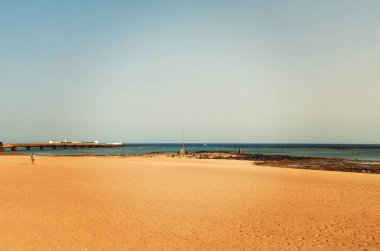 Mavi okyanus kıyısındaki bir İspanyol kasabasında güzel sakin kumlu bir sahil.