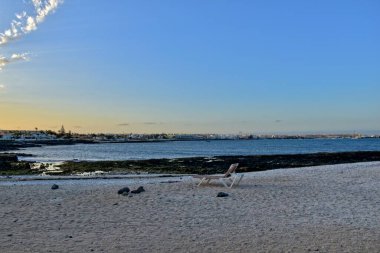 İspanya 'daki Fuerteventura Kanarya Adası' ndaki güzel sahil ve mavi okyanus manzarası.