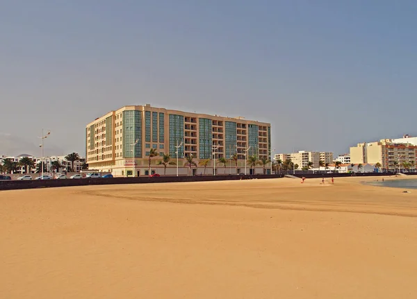 Una Hermosa Playa Arena Tranquila Una Ciudad Española Océano Azul — Foto de Stock