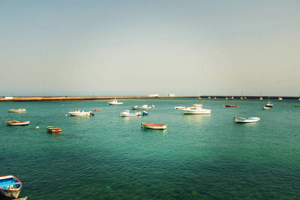 Spanya Nın Arrcecife Şehrindeki Lanzarote Adasının Limanında Duran Ahşap Küçük — Stok fotoğraf