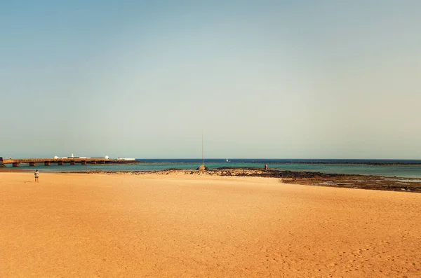 Egy Gyönyörű Nyugodt Homokos Strand Egy Spanyol Városban Kék Óceánon — Stock Fotó