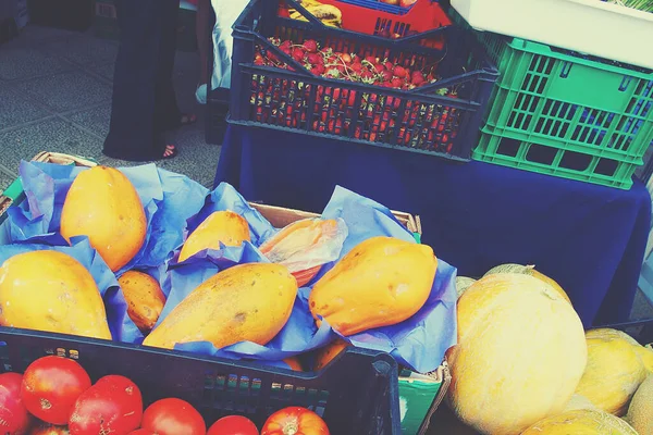 Schöne Reife Sommerfrüchte Auf Dem Lokalen Markt Kisten — Stockfoto