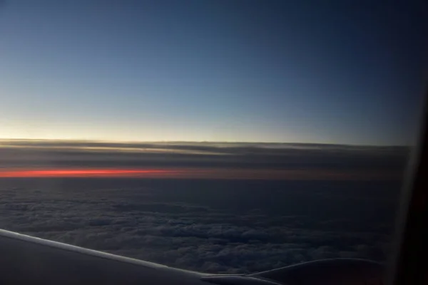 Όμορφο Μυστηριώδες Ηλιοβασίλεμα Σύννεφα Από Παράθυρο Του Αεροπλάνου — Φωτογραφία Αρχείου