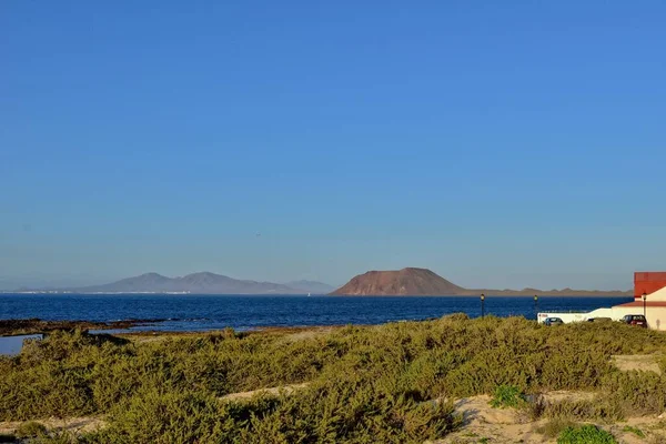 西班牙加那利岛富尔特文图拉海滩和蓝色海洋的美丽景色 — 图库照片