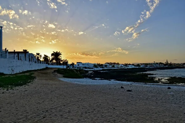 Schöne Aussicht Auf Den Strand Und Das Blaue Meer Auf — Stockfoto