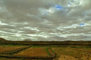Kanarya Adası 'nın merkezinden, bulutlu gökyüzü ile birlikte güzel, boş, gizemli ve gizemli bir dağ manzarası.