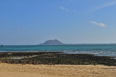 İspanya 'daki Fuerteventura Kanarya Adası' ndaki güzel sahil ve mavi okyanus manzarası.