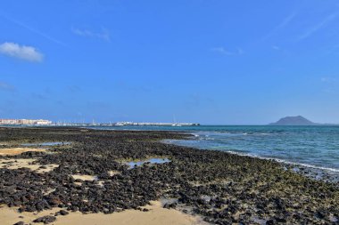 İspanya 'daki Fuerteventura Kanarya Adası' ndaki güzel sahil ve mavi okyanus manzarası.