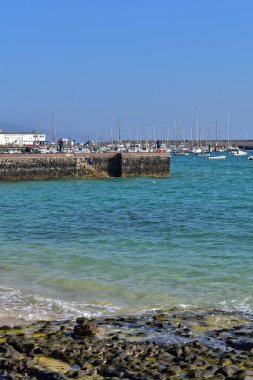 İspanya 'daki Fuerteventura Kanarya Adası' ndaki güzel sahil ve mavi okyanus manzarası.