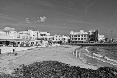 İspanya 'daki Fuerteventura Kanarya Adası' ndaki güzel sahil ve mavi okyanus manzarası.